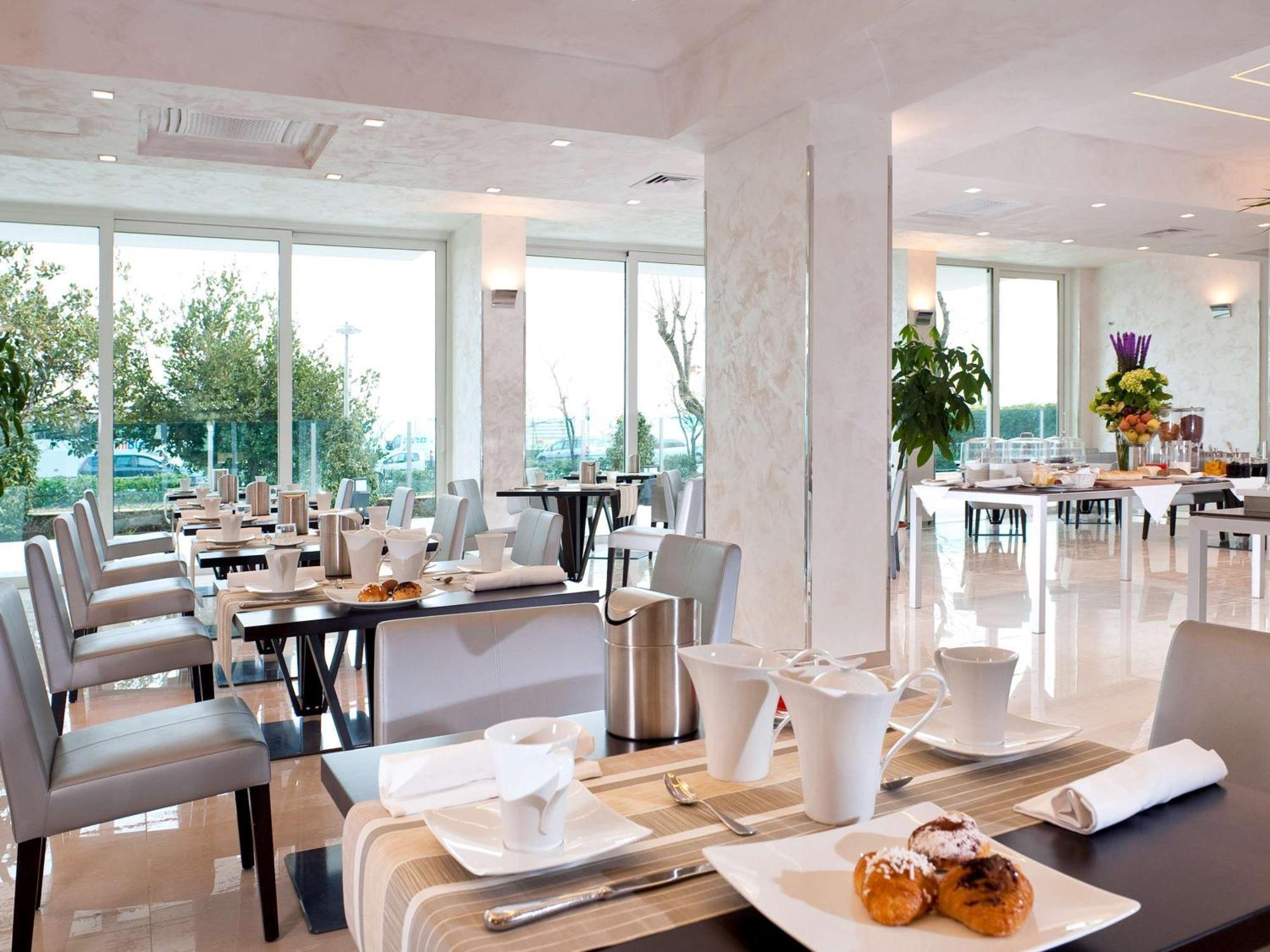 Mercure Hotel Rimini Artis Esterno foto