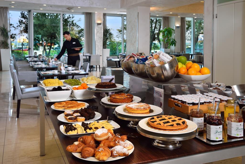 Mercure Hotel Rimini Artis Esterno foto
